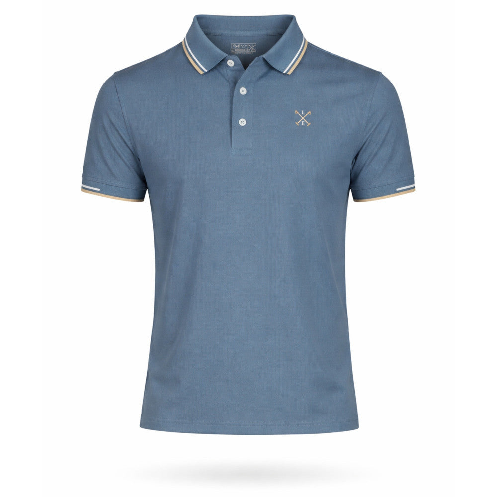 Polo azul oxford para hombre de algodón premium, con cuello y mangas cortas terminadas en ribete blanco y beige, diseño elegante y cómodo para moda masculina.