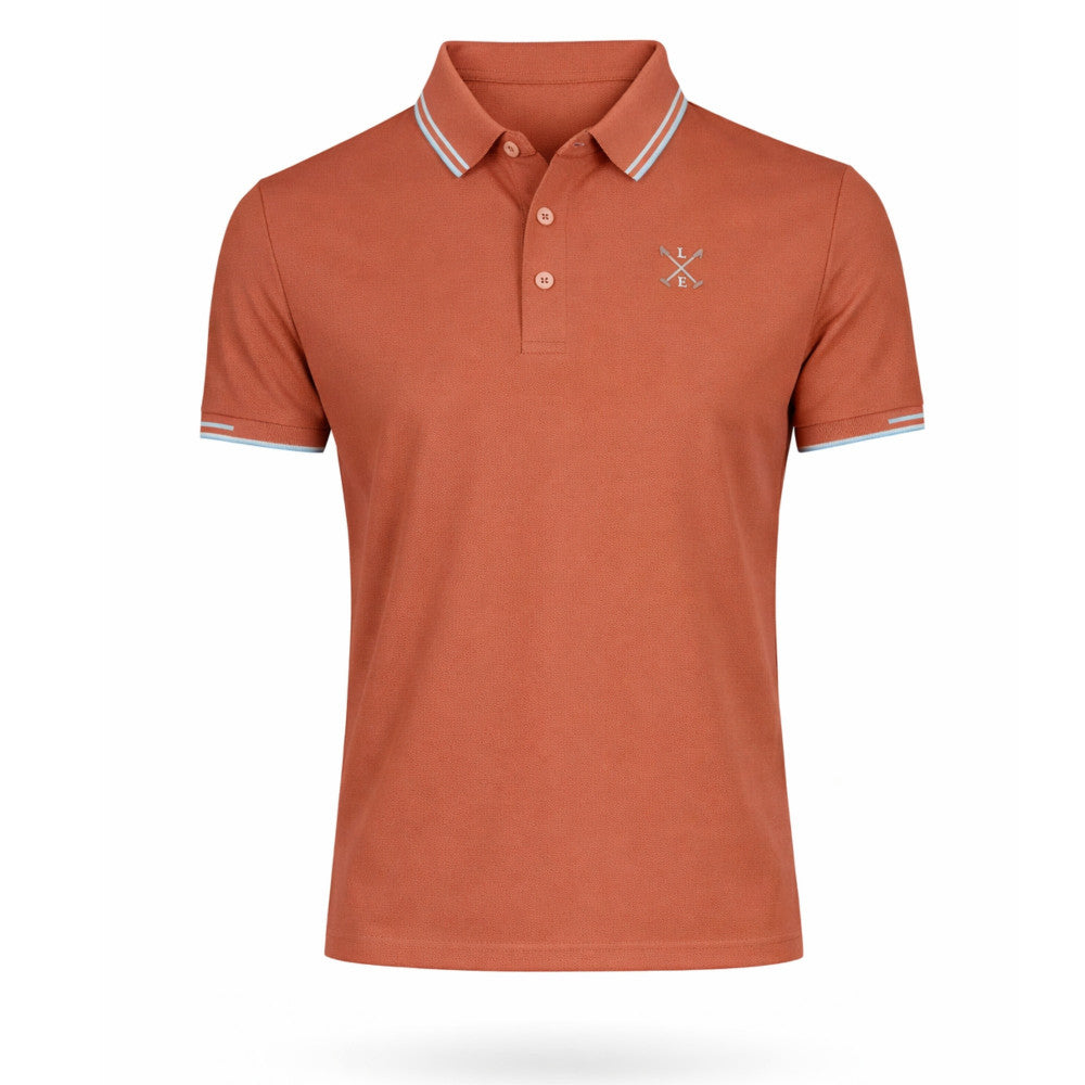 Polo de hombre en color naranja coral con tejido 100% algodón, diseño técnico con cuello y mangas con detalles en blanco, disponible en moda masculina premium.