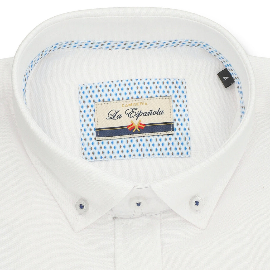 Camisa blanca vintage ivory de algodón y elastano con cuello clásico abotonado y detalle interior en patrón azul, parte de la moda masculina premium de Almogávar Moda.