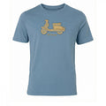 Camiseta masculina azul de algodón y elastano con cuello redondo y bordado de una moto clásica en el pecho, parte de la colección La Vespita.