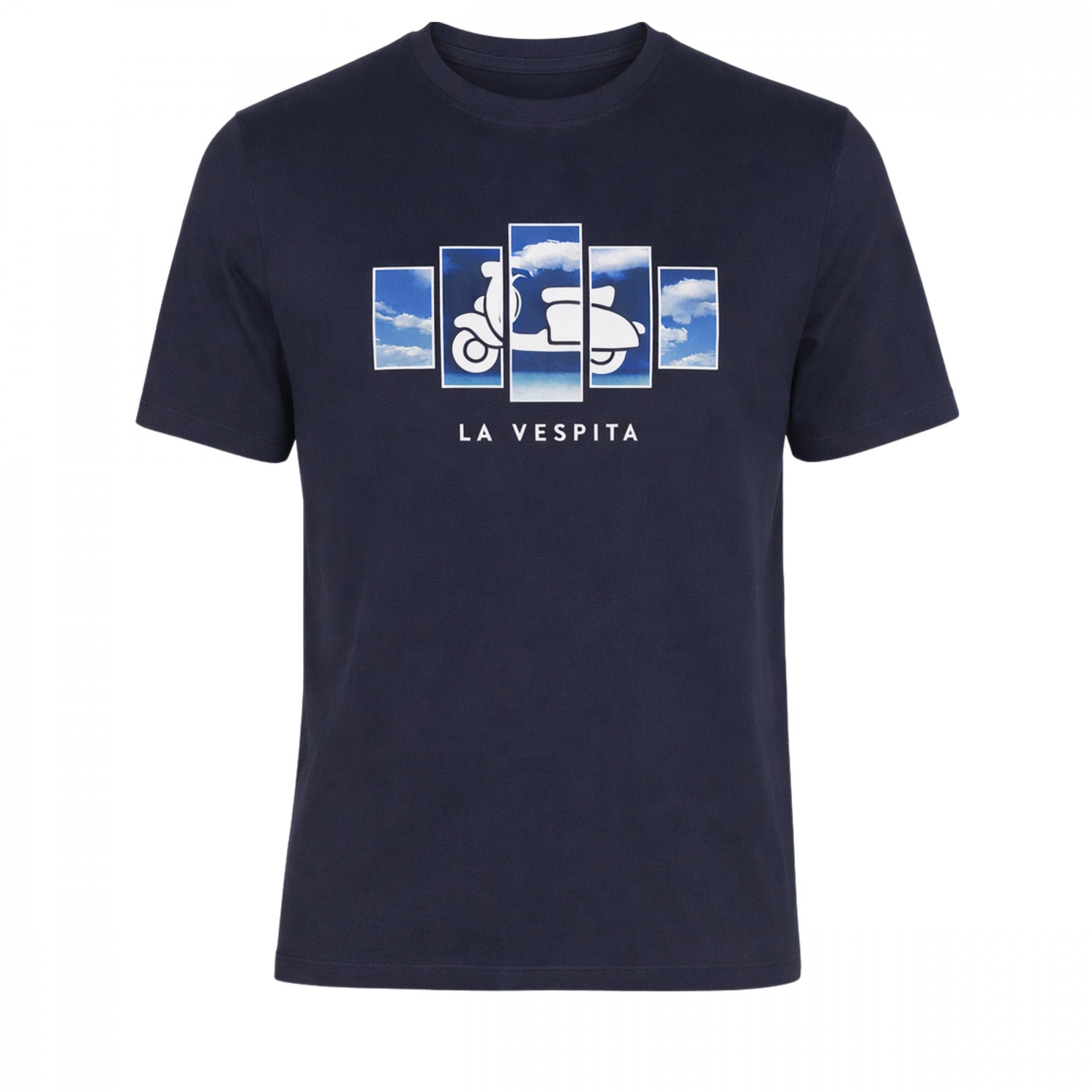 Camiseta azul marino para hombre con estampado de moto La Vespita y fondo de cielo, confeccionada en algodón y elastano de alta calidad para moda masculina premium.