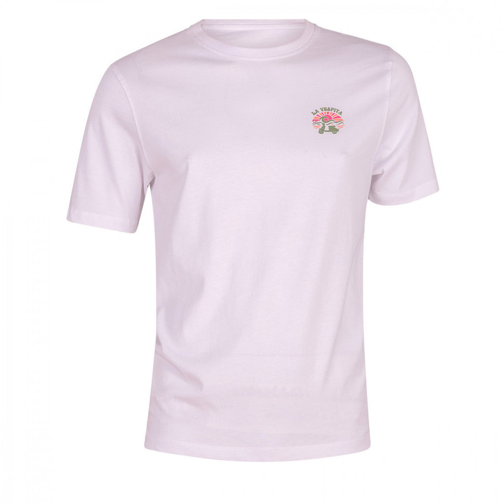 Camiseta blanca de moda masculina premium con cuello caja, fabricada en algodón y elastano, con pequeño estampado sutil en el pecho de La Vespita.