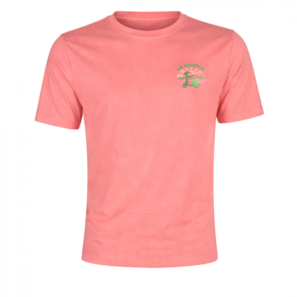 Camiseta rosa coral de hombre con logo estampado en verde, confeccionada en algodón con elastano para mayor comodidad, disponible en varias tallas en tienda multimarca de moda masculina premium.
