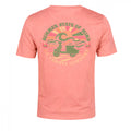 Camiseta masculina en color rosa coral de algodón y elastano con estampado veraniego en la espalda que incluye motocicleta y texto decorativo.
