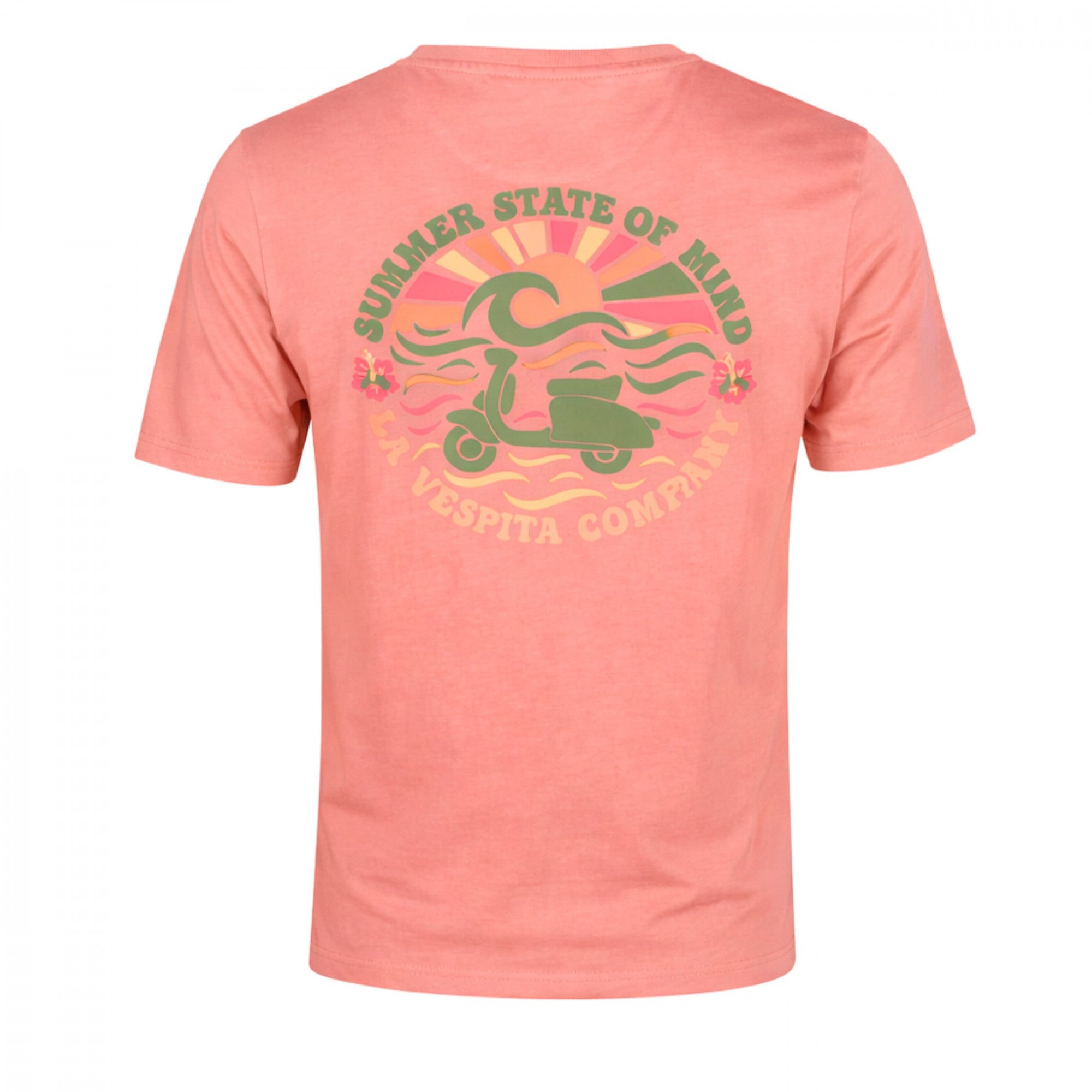 Camiseta masculina en color rosa coral de algodón y elastano con estampado veraniego en la espalda que incluye motocicleta y texto decorativo.