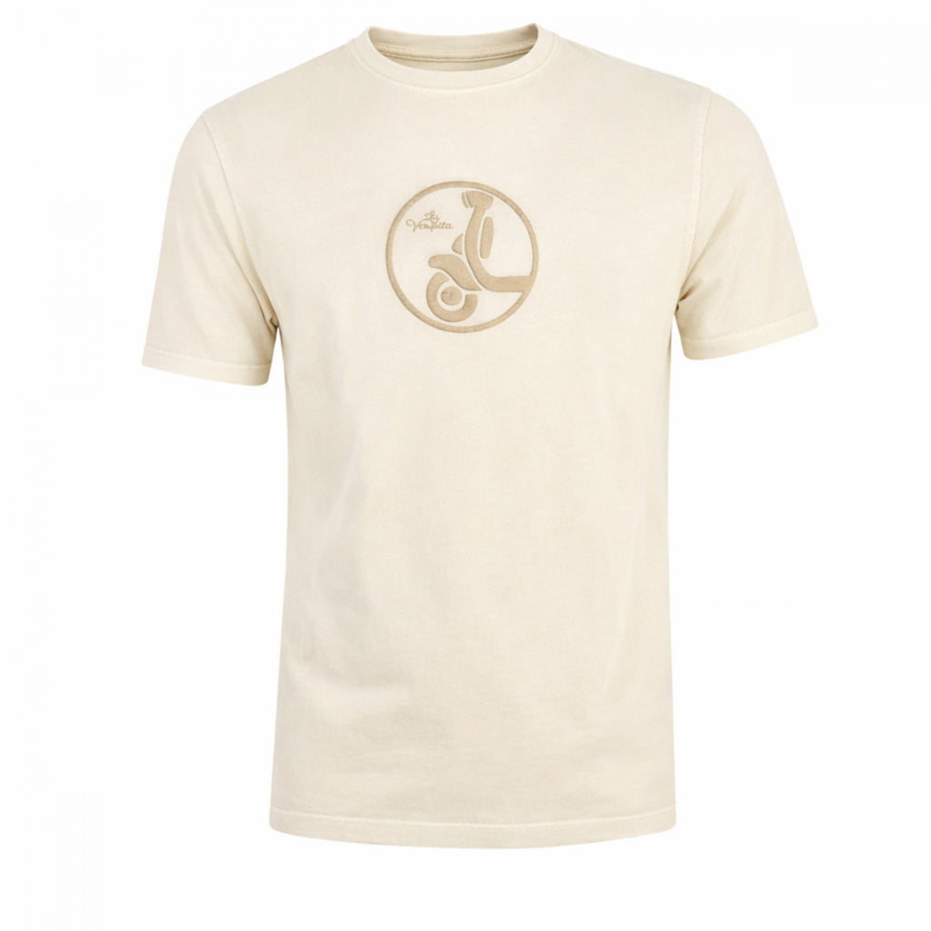 Camiseta masculina de algodón y elastano en color crudo con efecto lavado, diseño simple y logo estampado en tono gris pardo, ideal para moda masculina premium.