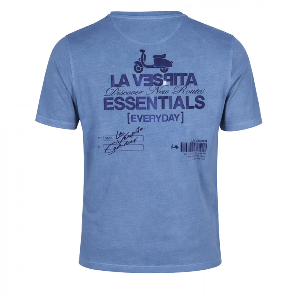 Camiseta masculina en tono azul lavada con estampado frontal de estilo vintage y tejido 100% algodón, parte de la colección La Vespita, disponible en varias tallas.