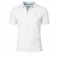 Polo blanco de algodón granito para hombre, con detalle interior azul claro en el cuello, diseño elegante y tejido premium con elastano, ideal para moda masculina.