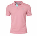 Polo de hombre en color rosa coral con detalle en botones azul, confeccionado en algodón y elastano, ideal para moda masculina premium y disponible en varias tallas.