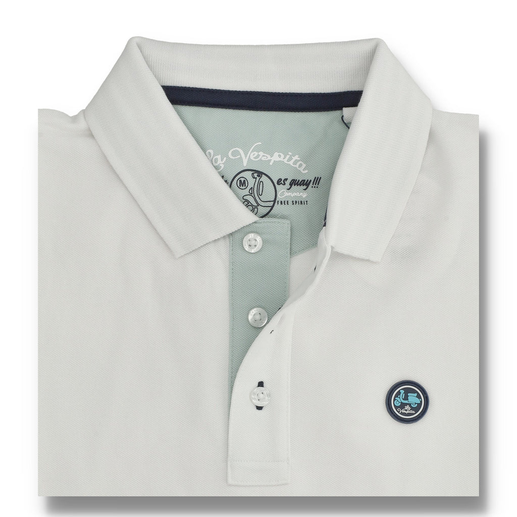 Polo hombre en algodón premium color blanco con interior verde agua gris y detalle bordado azul de La Vespita, diseñado para moda masculina de calidad y comodidad.