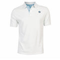 Polo de hombre en color blanco granítico con detalle en azul claro en el interior del cuello, tejido 100% algodón con elastano para mayor comodidad y estilo casual.