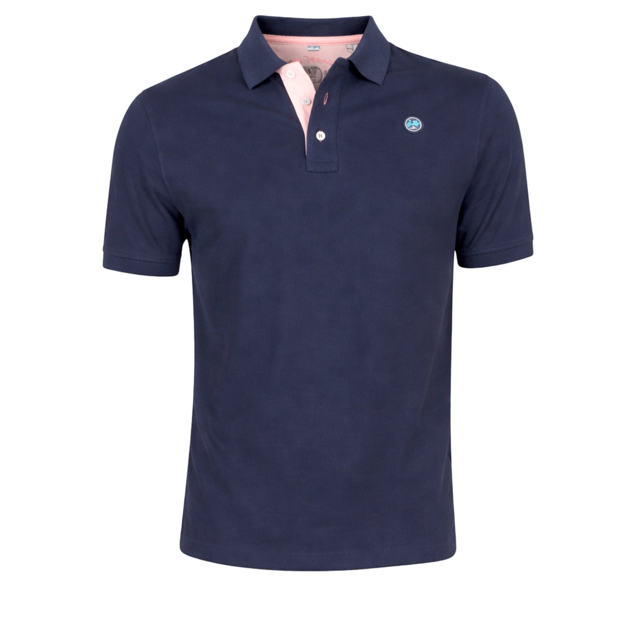 Polo azul marino de moda masculina premium en algodón con detalle interior en rosa, de corte clásico y diseño elegante para uso casual y versátil.