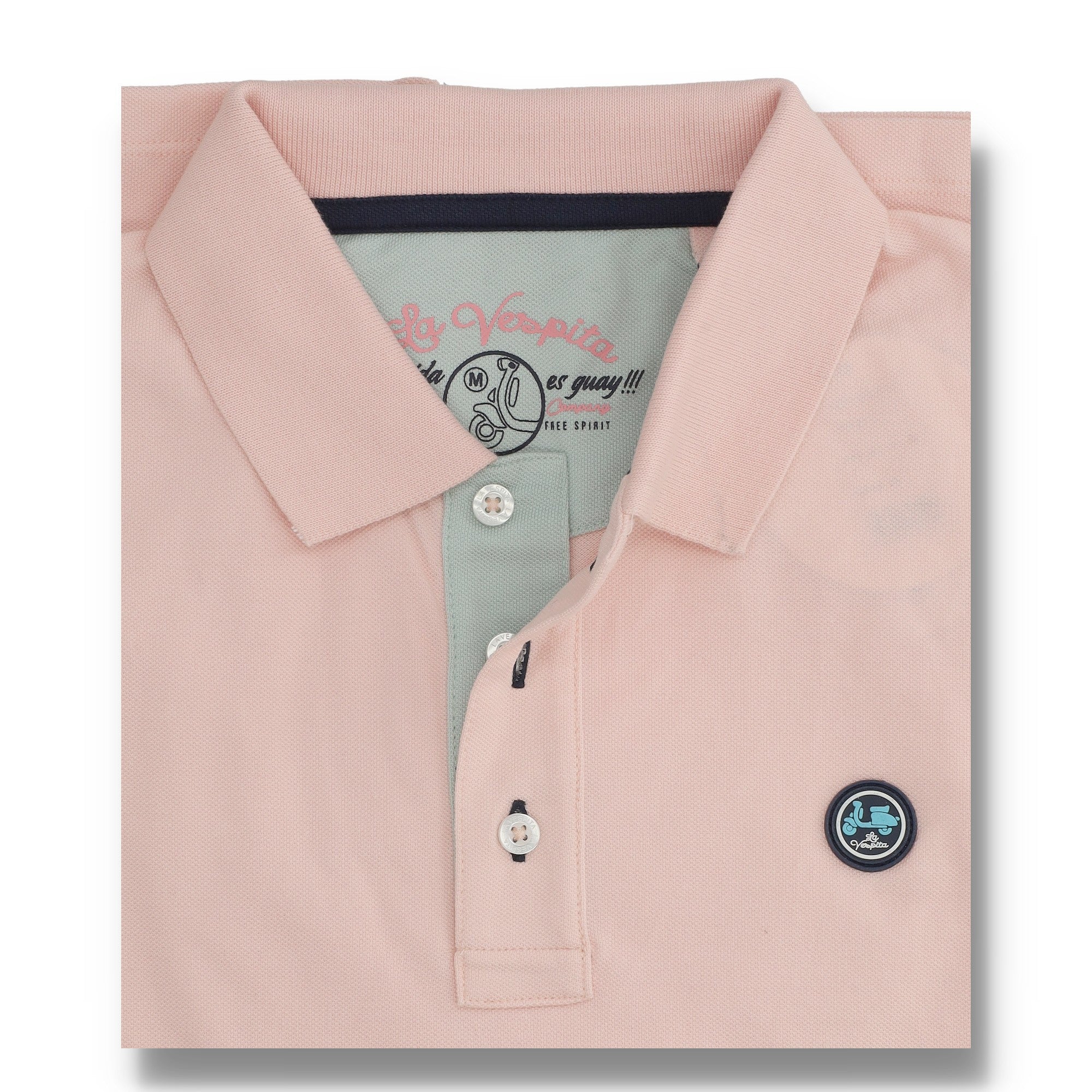 Polo de algodón en color rosa melocotón claro de moda masculina premium, con detalle de botones y logo bordado en el pecho, diseñado para estilo casual y cómodo.