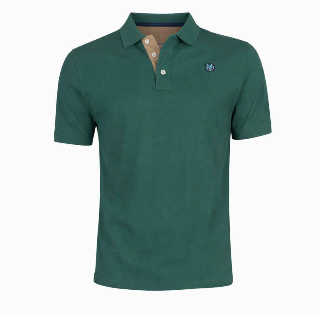 Polo hombre en verde bosque de algodón con elastano, diseño clásico de manga corta y detalle en botones, ideal para moda masculina premium de temporada.