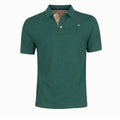 Polo hombre en verde bosque de algodón con elastano, diseño clásico de manga corta y detalle en botones, ideal para moda masculina premium de temporada.
