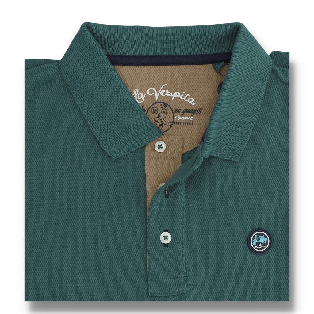 Polo de hombre en algodón color verde bosque con cuello y botones, diseño clásico de moda masculina premium, detalle discreto en el pecho con logo de La Vespita.