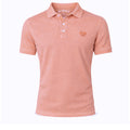 Polo casual para hombre color naranja coral con efecto lavado, de algodón y elastano, diseño premium ideal para moda masculina de calidad en tienda multimarca.