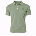 Polo casual para hombre en color verde pálido con efecto lavado, tejido premium de algodón y elastano, diseño cómodo y moderno ideal para moda masculina de calidad.