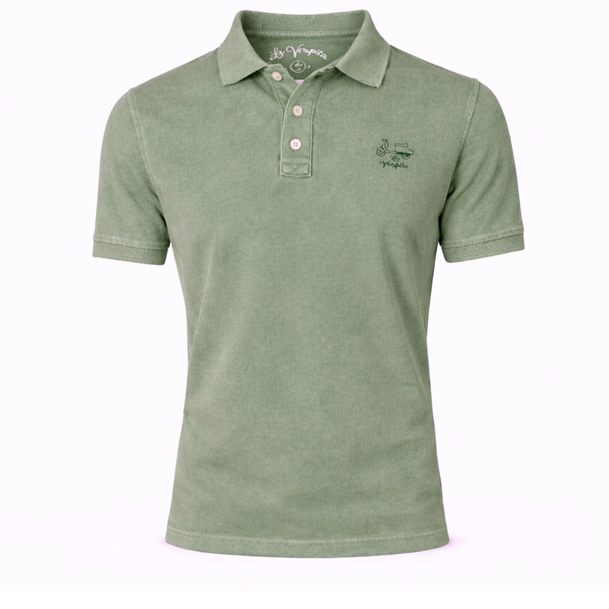 Polo casual para hombre en color verde pálido con efecto lavado, tejido premium de algodón y elastano, diseño cómodo y moderno ideal para moda masculina de calidad.