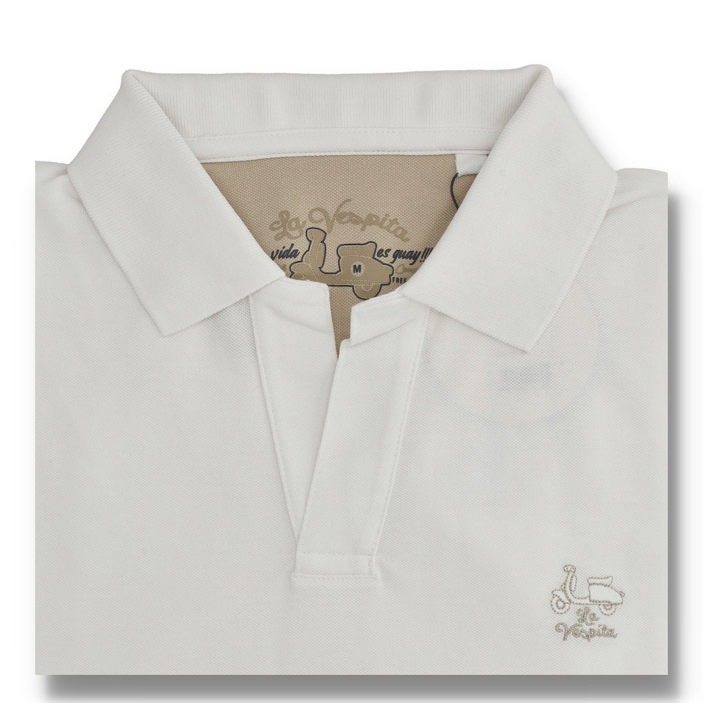 Polo blanco de algodón 100% con cuello en V, diseño minimalista y logo bordado de La Vespita, ideal para moda masculina premium en tejidos naturales.