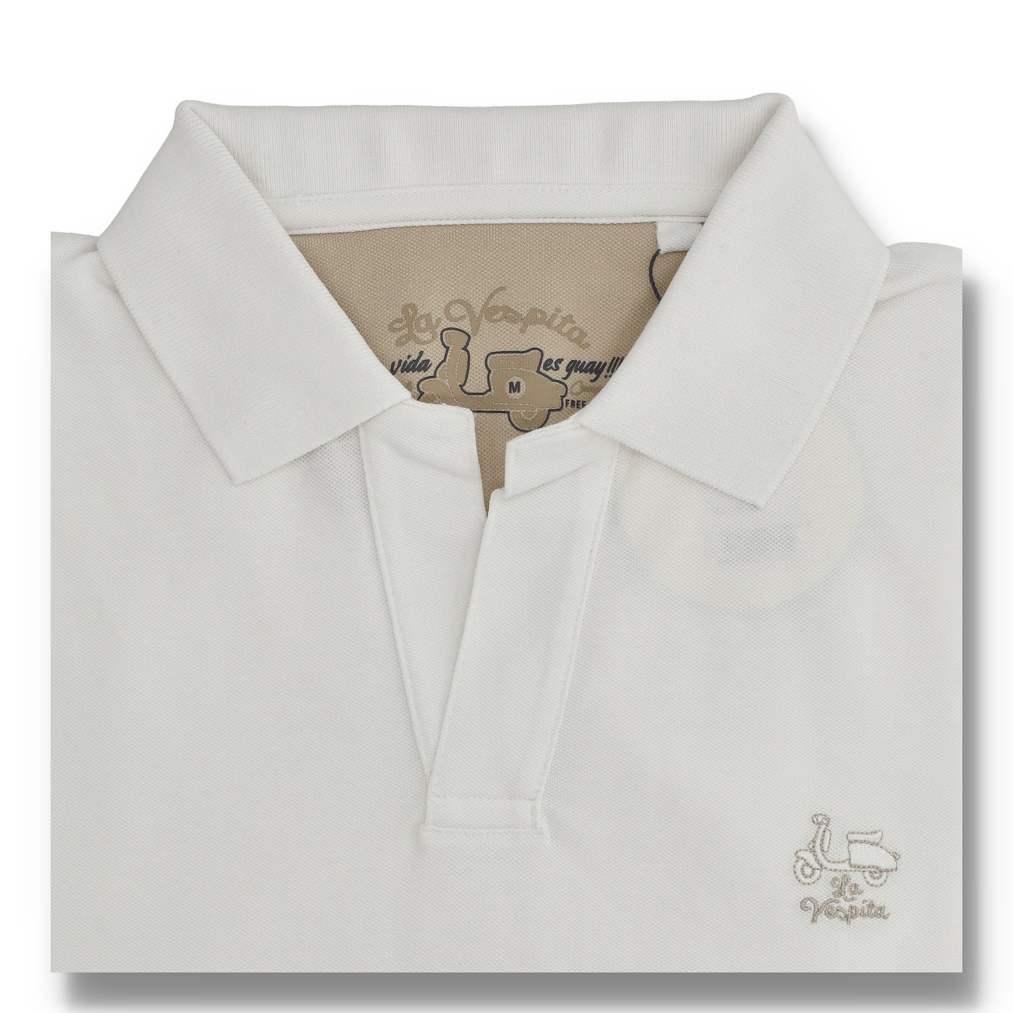 Polo blanco de algodón 100% con cuello en V, diseño minimalista y logo bordado de La Vespita, ideal para moda masculina premium en tejidos naturales.