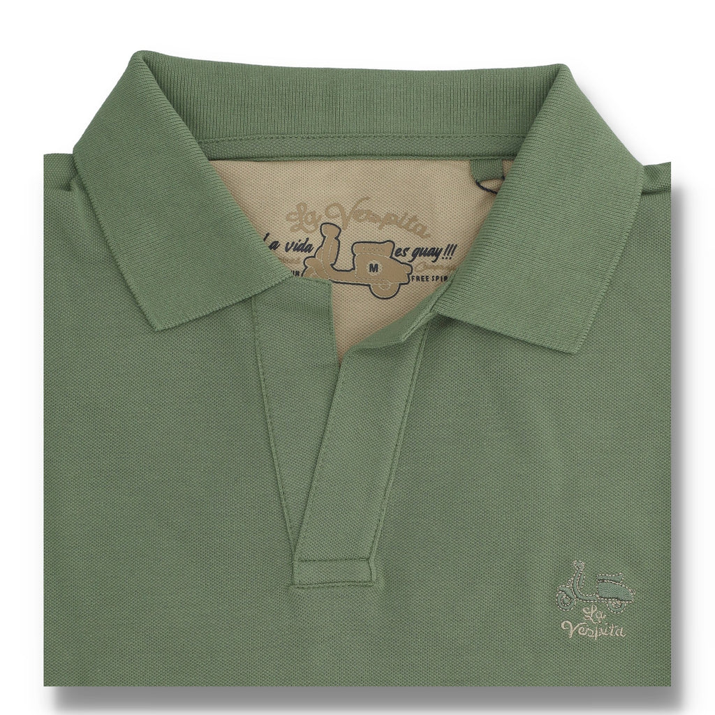 Polo de hombre en tejido 100% algodón color verde kaki con cuello en V, diseño clásico y logo bordado, ideal para moda masculina premium en múltiples tallas.
