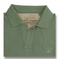 Polo de hombre en tejido 100% algodón color verde kaki con cuello en V, diseño clásico y logo bordado, ideal para moda masculina premium en múltiples tallas.