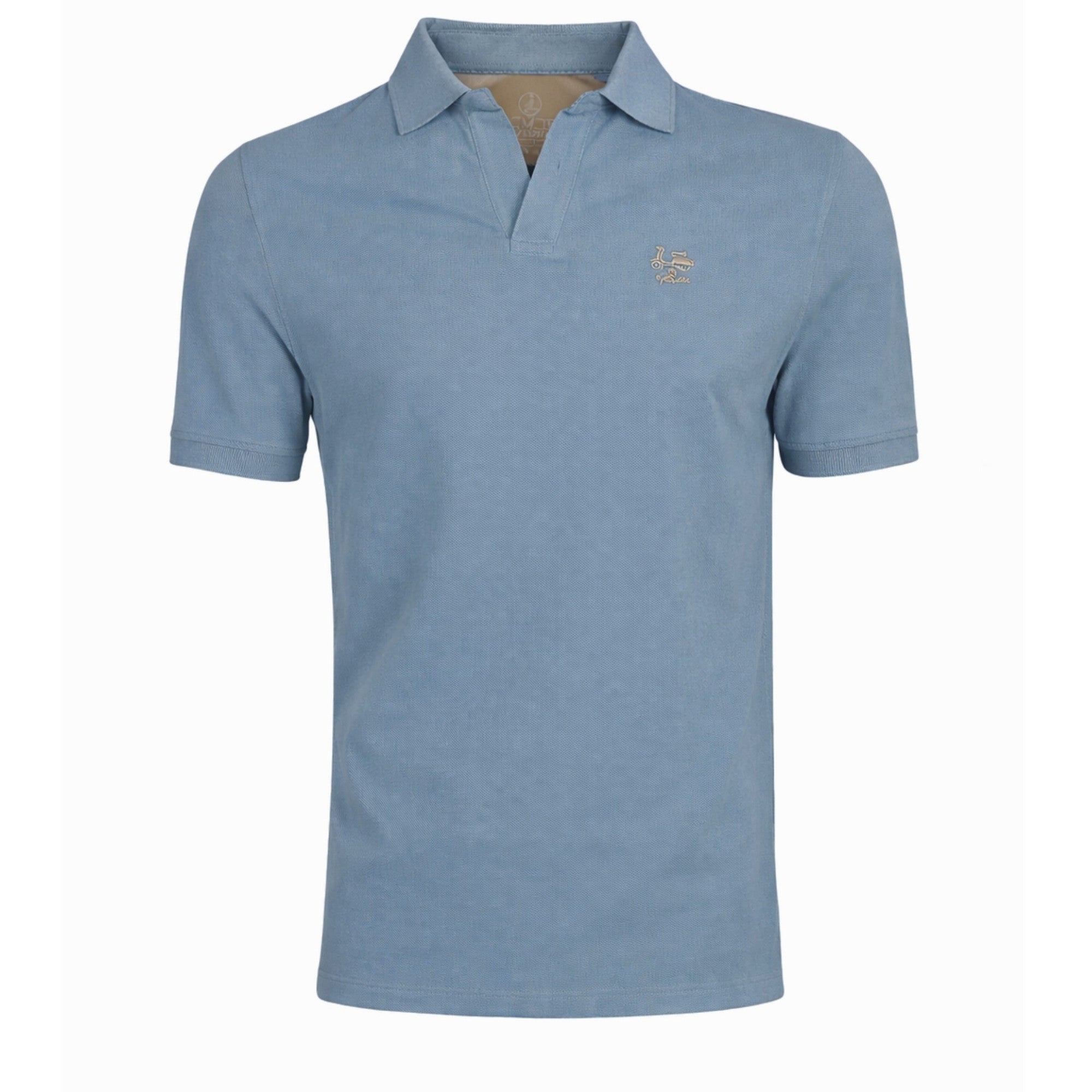 Polo de hombre estilo clásico en algodón 100% color azul celeste, con cuello en V y detalle discreto bordado, ideal para moda masculina premium.