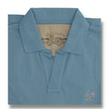 Polo azul celeste de algodón 100% con cuello en V y bordado sutil, parte de la moda masculina premium de La Vespita en tallas y colores variados.