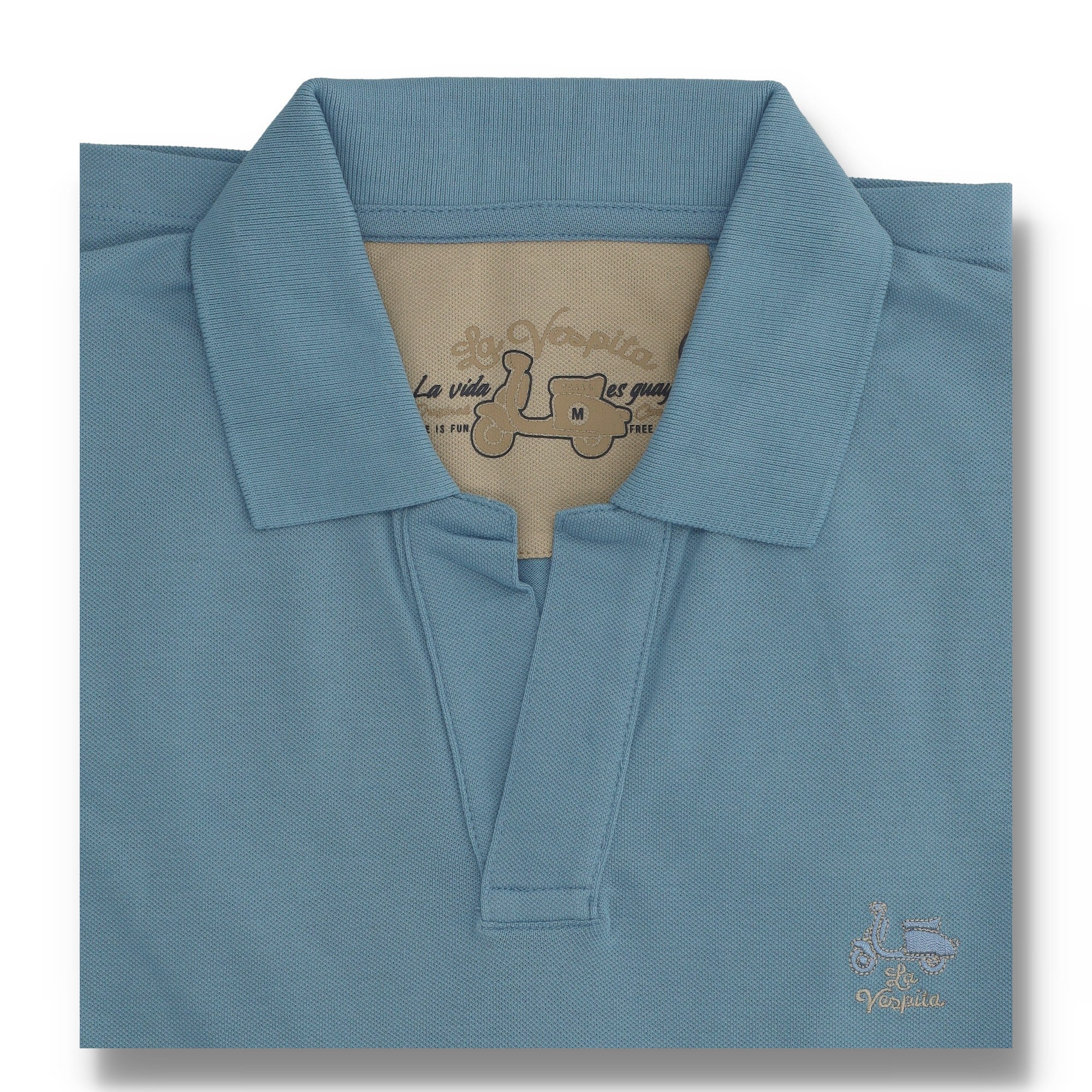 Polo azul celeste de algodón 100% con cuello en V y bordado sutil, parte de la moda masculina premium de La Vespita en tallas y colores variados.
