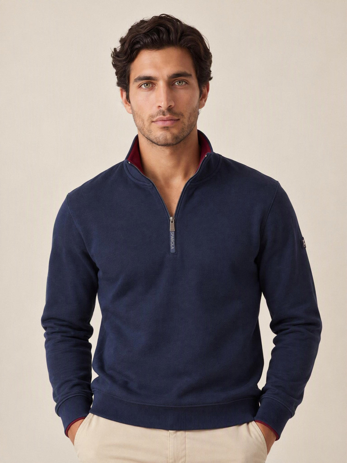 Sudadera azul marino con media cremallera La Española 11000 – modelo con las manos en los bolsillos