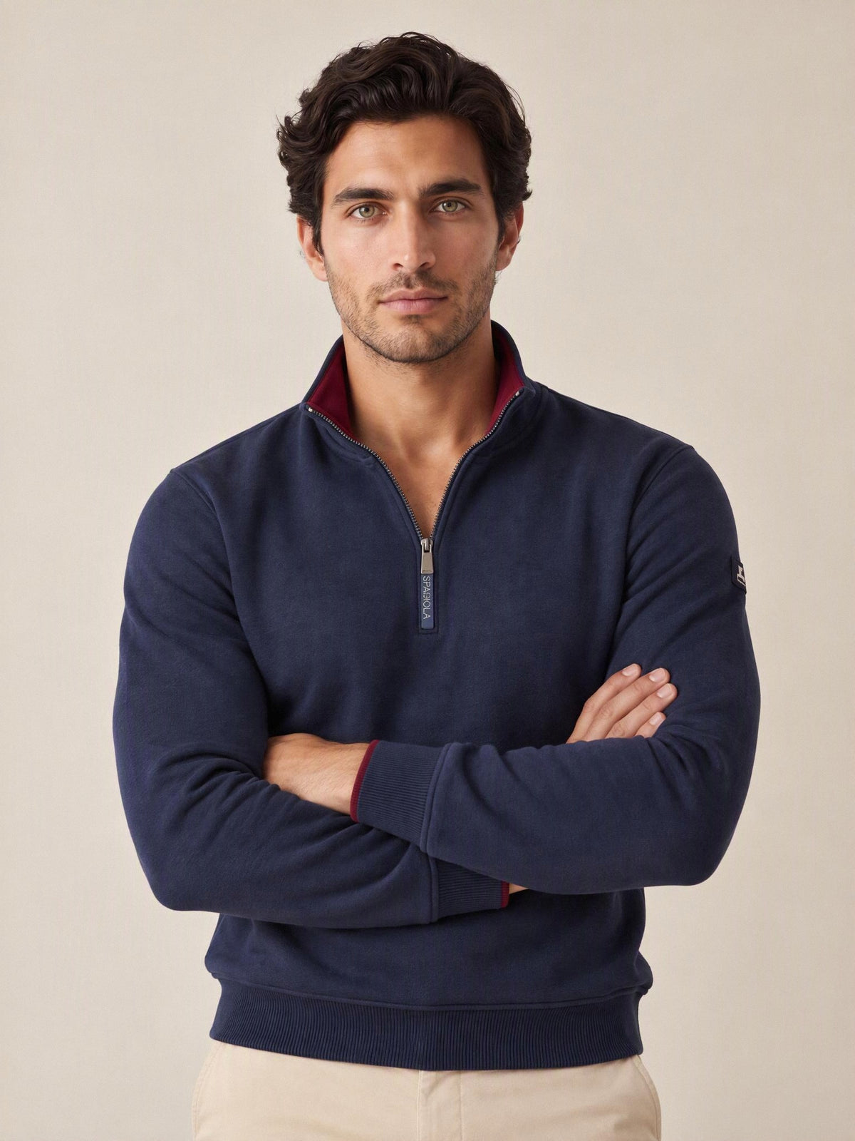 Sudadera azul marino La Española 11000 – modelo con los brazos cruzados