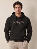 Sudadera negra con capucha La Vespita 51181 – modelo con las manos en los bolsillos