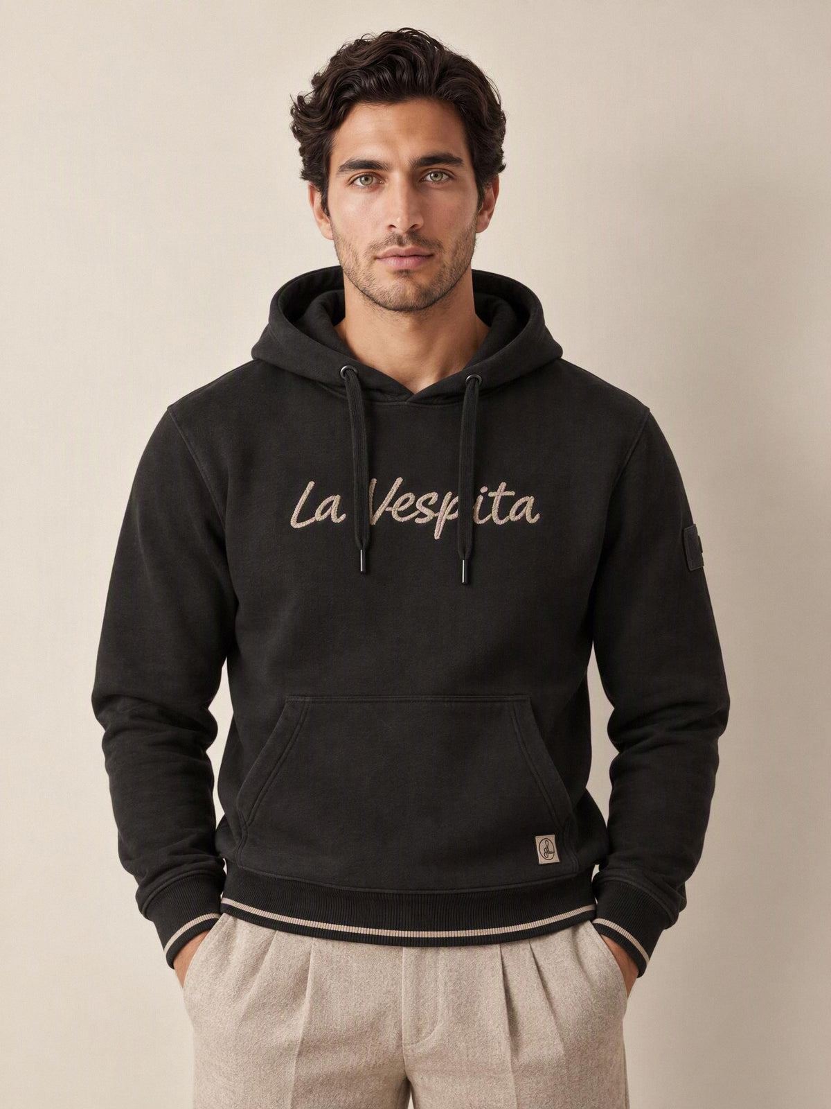 Sudadera negra con capucha La Vespita 51181 – modelo con las manos en los bolsillos