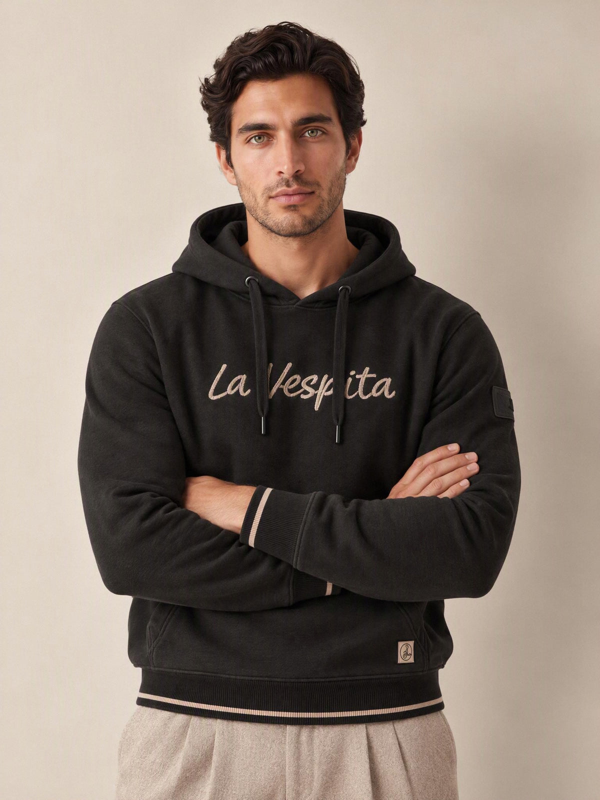 Sudadera negra con capucha La Vespita 51181 – modelo con los brazos cruzados