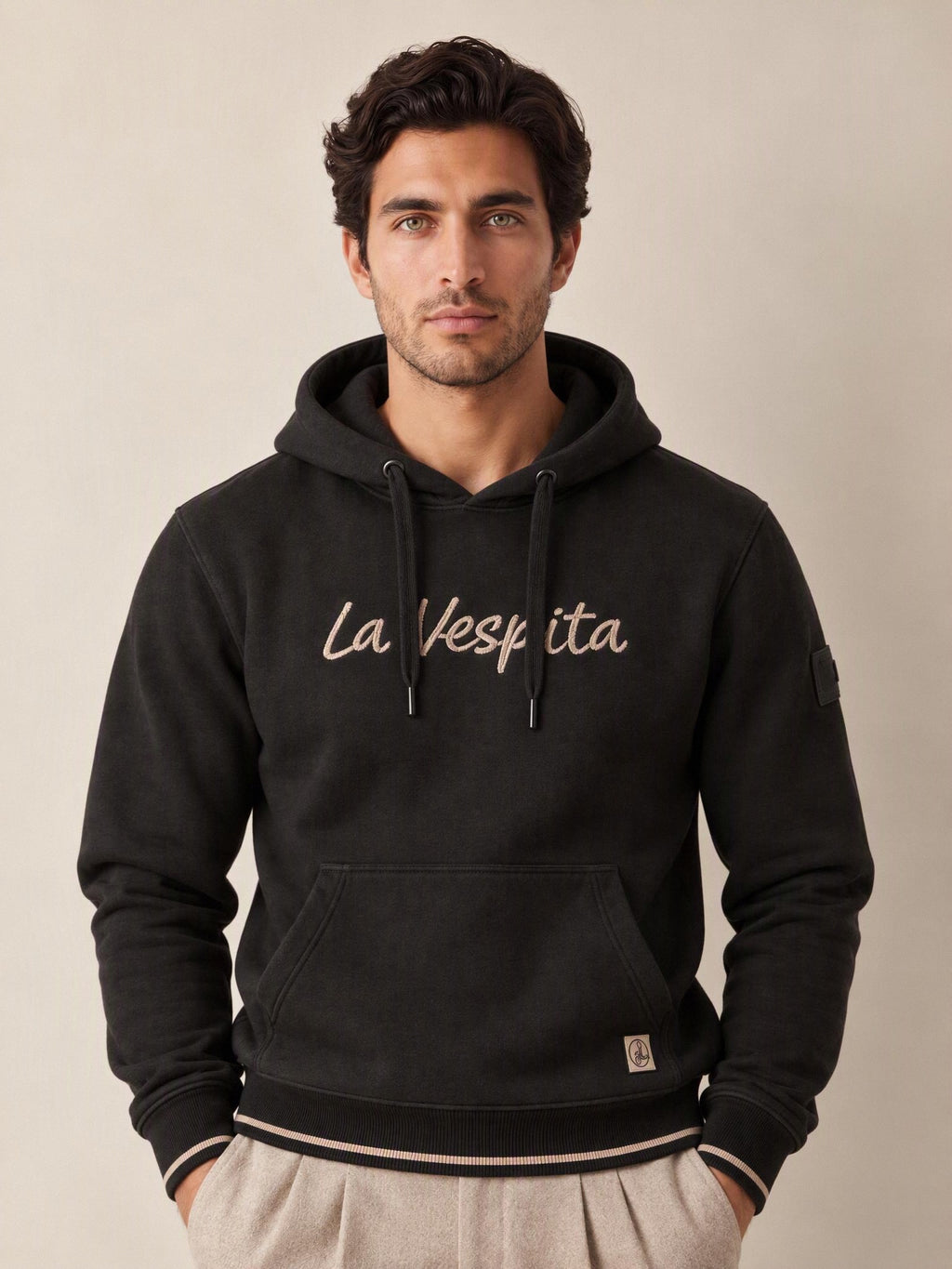 Sudadera negra con capucha La Vespita 51181 – vista frontal en modelo