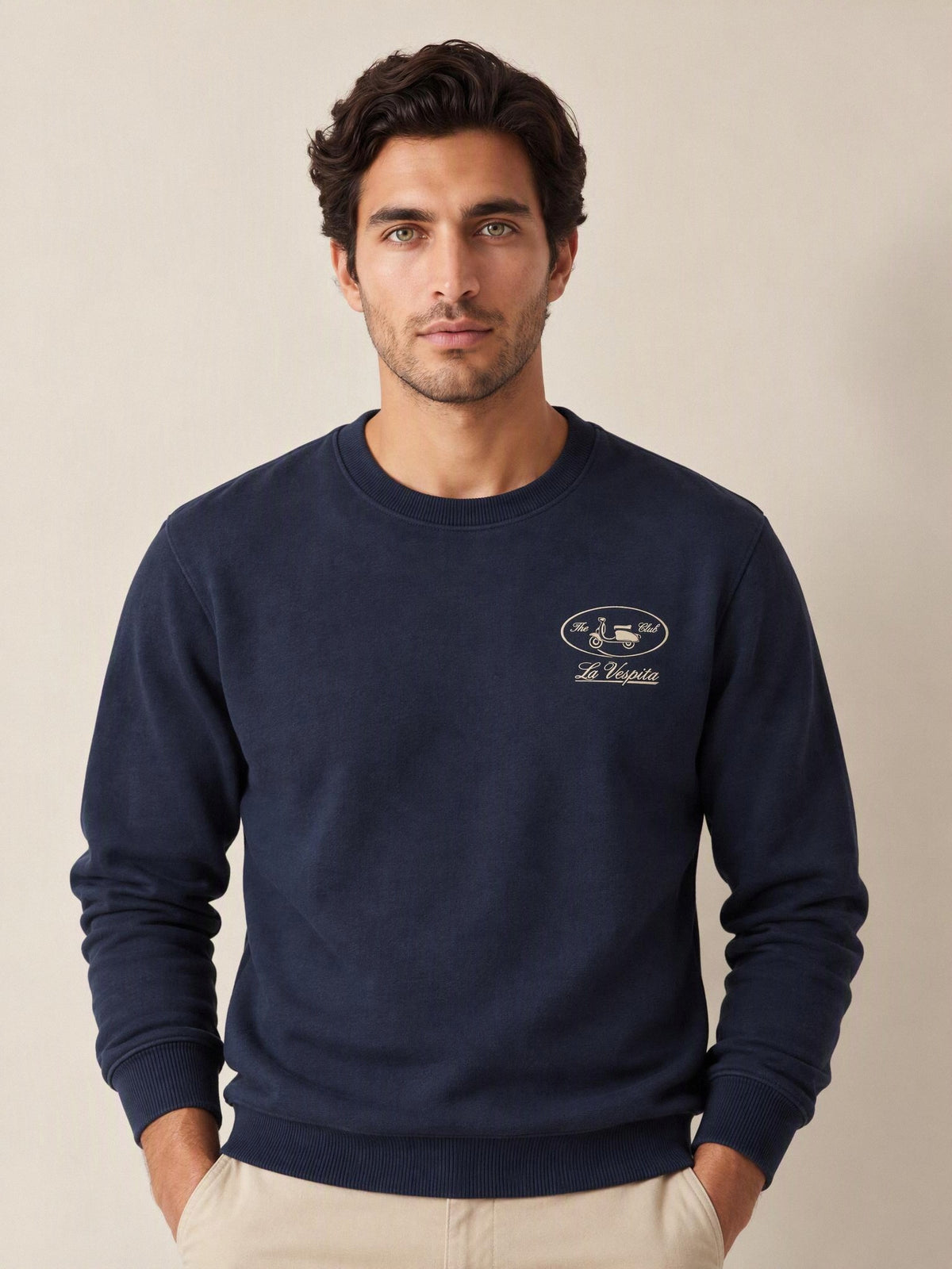 Sudadera azul marino La Vespita 51183 – modelo con las manos en los bolsillos