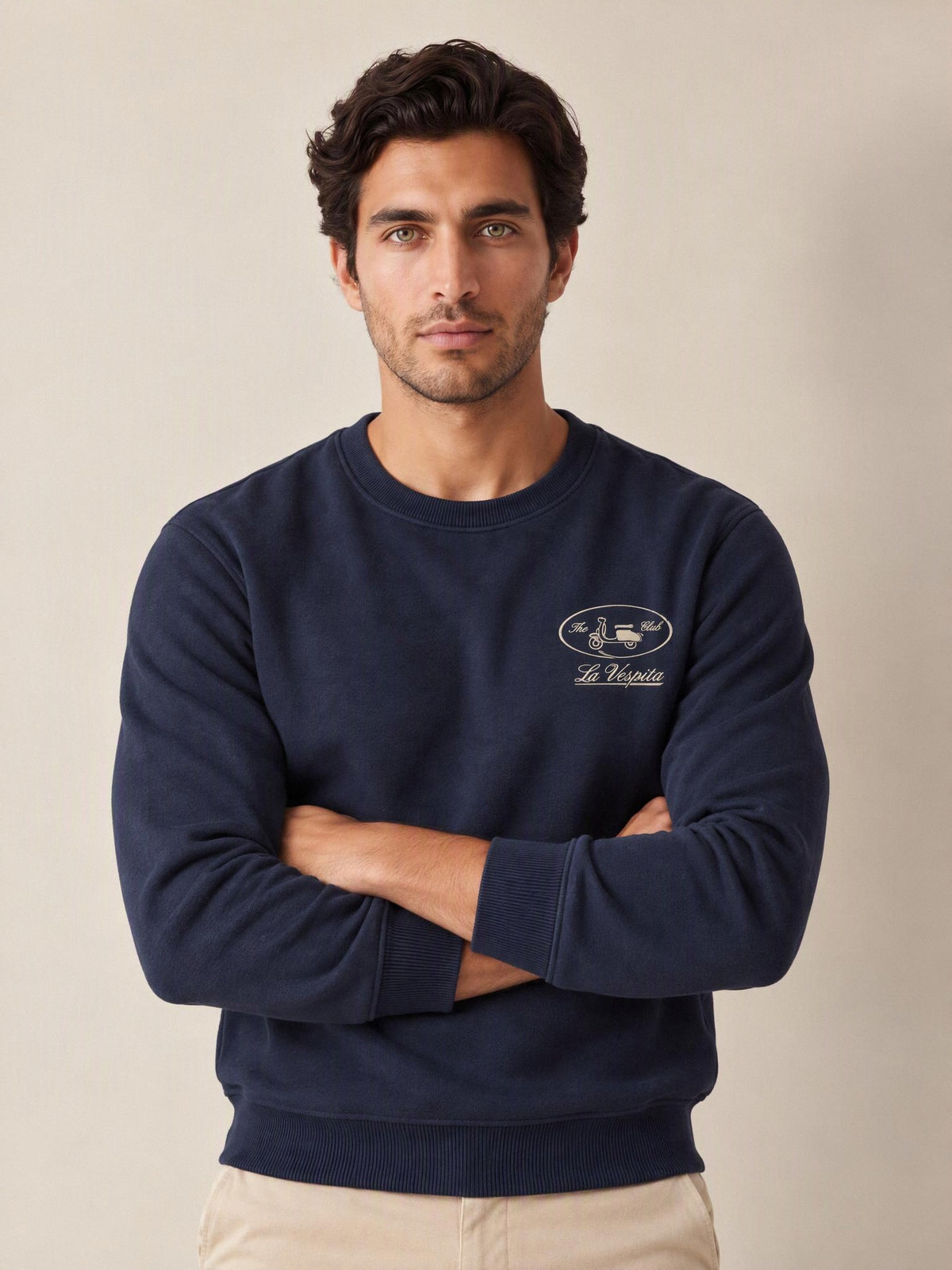 Sudadera azul marino La Vespita 51183 – modelo con los brazos cruzados