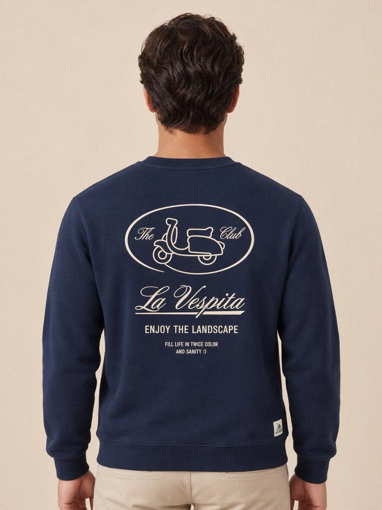 Sudadera azul marino La Vespita 51183 – modelo de espaldas con el estampado trasero The Club La Vespita Enjoy the Landscape